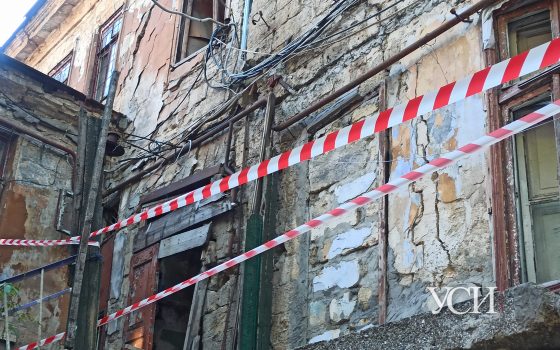 На Польском спуске в стене дома разошлась трещина: есть угроза обрушения (фото) ОБНОВЛЕНО «фото»