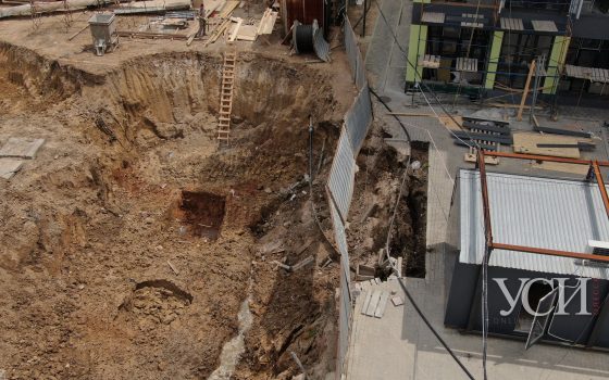 В Одессе на побережье между двумя скандальными стройками обвалился грунт (аэросъемка) «фото»