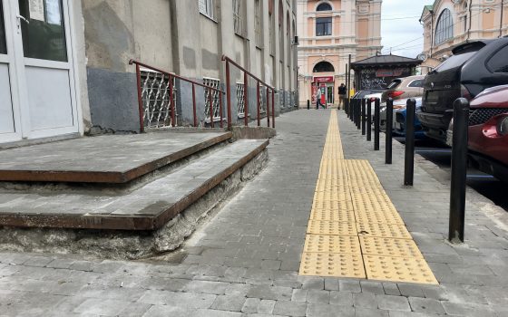 На Торговой за миллион обустроили тротуар для людей с инвалидностью у “любимой” фирмы (фото) «фото»