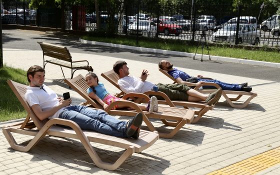 Загорать будем под судом: одесситы разложили шезлонги, требуя запретить стройку на 13 Фонтана (фото) «фото»