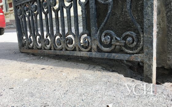 В Дом с атлантами вернули ворота, но они не закрываются (фото) «фото»