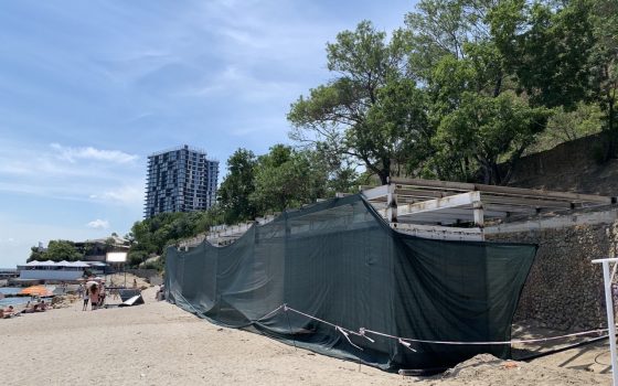 На пляже возле Аркадии появился “филиал 7 километра” (фото) «фото»