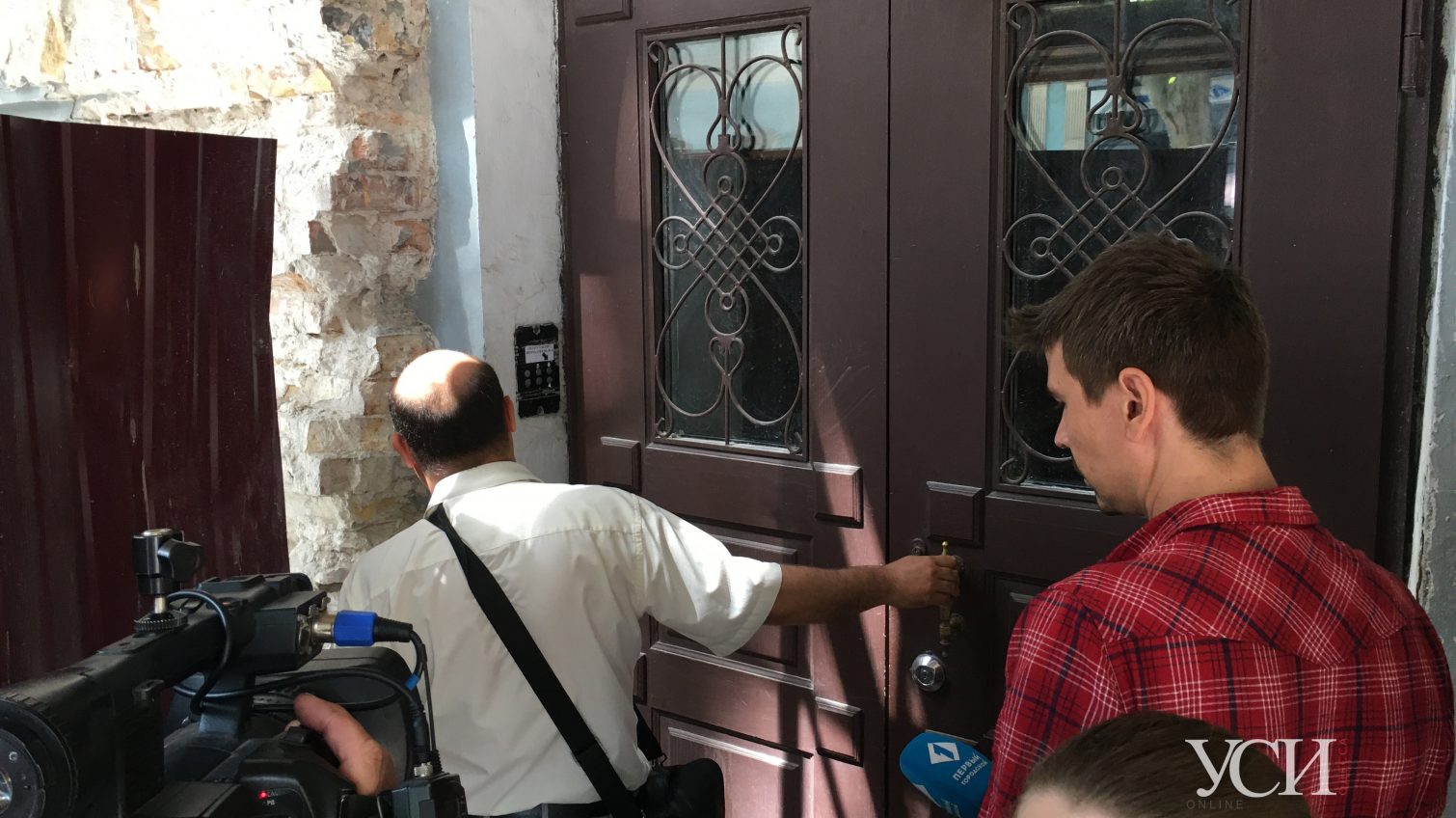 В здание в центре Одессе, где реставратор уничтожает уникальные фрески, не пускают инспекторов и общественников (фото, видео) «фото»