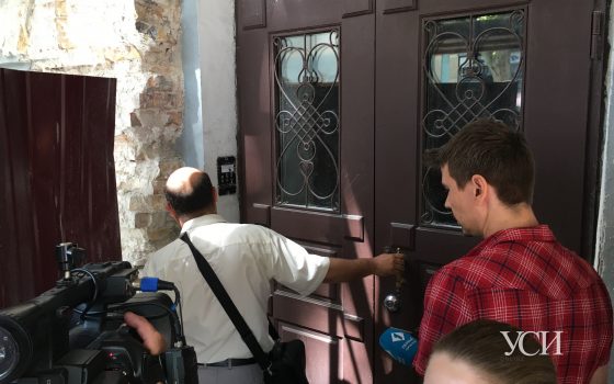 В здание в центре Одессе, где реставратор уничтожает уникальные фрески, не пускают инспекторов и общественников (фото, видео) «фото»