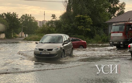 Озеро посреди перекрестка: в Одессе прошел сильный ливень (фото, видео) «фото»