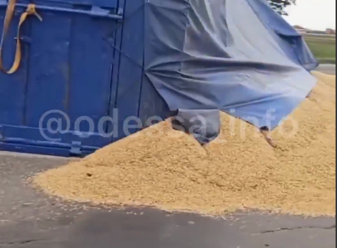 Прицеп с песком отцепился от фуры и перевернулся в Авангарде (видео) «фото»