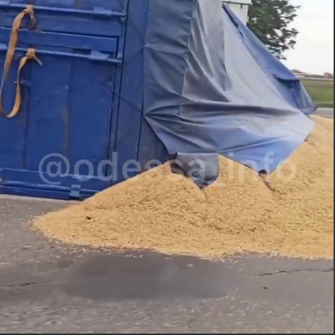 Прицеп с песком отцепился от фуры и перевернулся в Авангарде (видео) «фото»