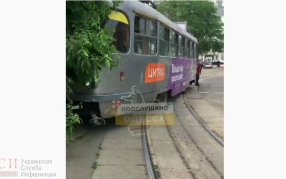Трамвай сошел с рельсов и врезался в дерево возле Музкомедии (видео) «фото»