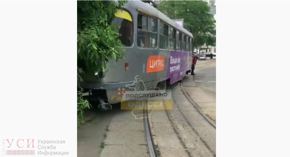 Трамвай сошел с рельсов и врезался в дерево возле Музкомедии (видео) «фото»