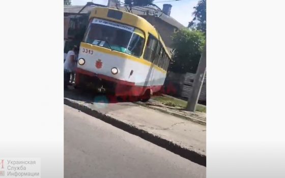 На Слободке трамвай сошел с рельсов и протаранил забор жилого дома «фото»