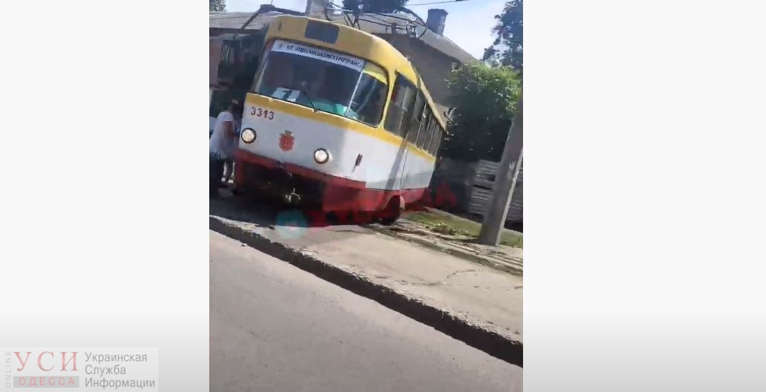 На Слободке трамвай сошел с рельсов и протаранил забор жилого дома «фото»