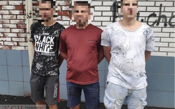 В Одессе трое мужчин, угрожая ножом, пытались ограбить посетителей банка «фото»