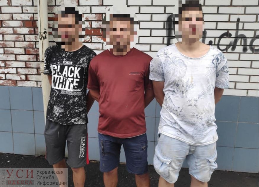 В Одессе трое мужчин, угрожая ножом, пытались ограбить посетителей банка «фото»