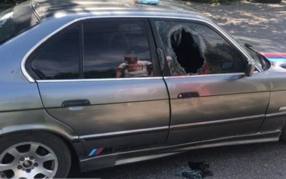 На Хуторской пьяный водитель перекрыл дорогу, сбил патрульного и провез его 100 метров на капоте (фото) «фото»