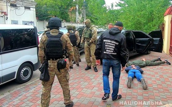 Полиция накрыла наркоклинику: изъяли смирительные рубашки и наручники, а главврач говорит, что все законно (фото, видео) «фото»