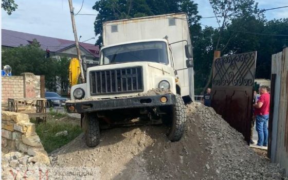 На Воробьева магазин захватил проезд: на место вызвали полицию (фото, видео) «фото»