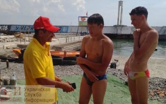 Заплыли за волнорез: на Ланжероне спасли двух подростков (фото) «фото»