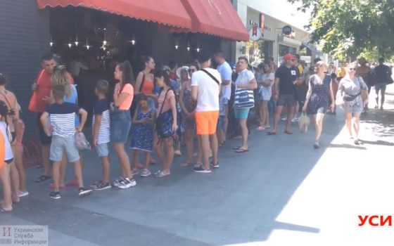 Карантин? Не слышали: в Аркадии  без масок и дистанции – рекордная очередь в аквапарк  (видео) «фото»