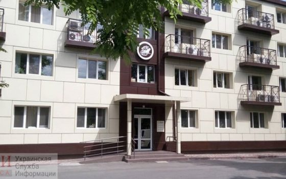 Черноморский порт хочет передать в собственность города общежития, чтобы его работники смогли приватизировать комнаты «фото»