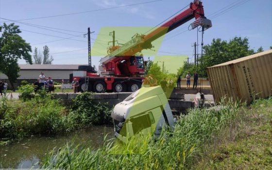 На Балтской дороге вытащили фуру, упавшую в канал (фото) «фото»