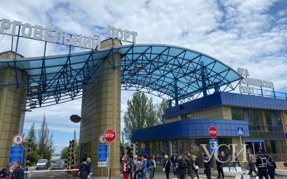 В Черноморске портовики блокируют проходные порта, требуя выплатить им зарплаты, и обещают жечь шины (фото, видео) «фото»