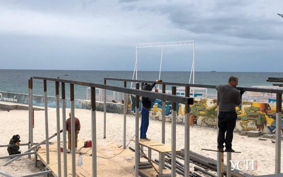 Битва за пляж: частник продолжает строить кафе на песке, а активисты грозят обращением в ГБР (фото, видео) «фото»