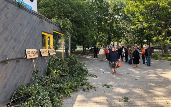 МАФ раздора: на поселке Котовского из-за киоска впритык к жилому дому перекрыли дорогу (фото) «фото»