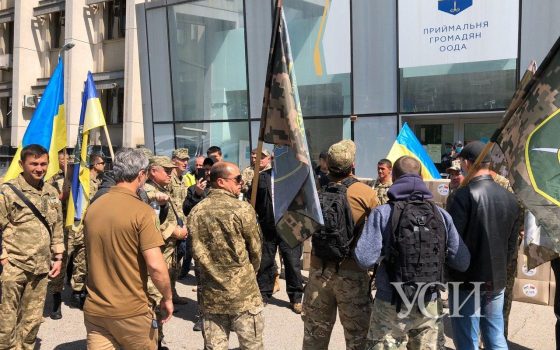Ветераны АТО из Черноморска приехали на митинг к Одесской ОГА, чтобы ускорить согласование строительства дома (фото, видео) «фото»