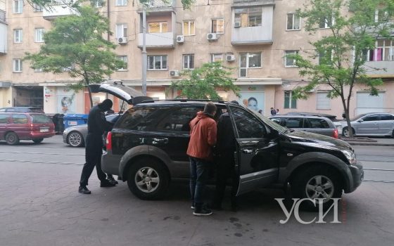 В центре Одессы “Тор” проводит задержание: в машине нашли пистолет (фото) «фото»