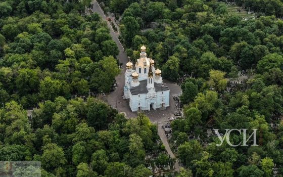 Одесситы добрались до кладбищ в поминальные дни, перенесенные из-за карантина (фоторепортаж, аэрофото) «фото»