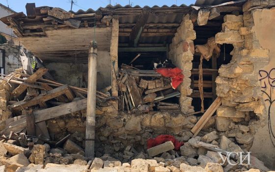 Руины в центре Одессы: полуразрушенный сарай, приют для котиков и тишина (фоторепортаж) «фото»