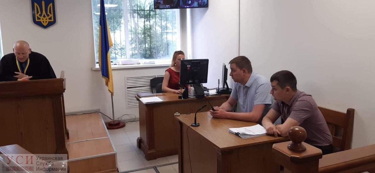 В Одессе подозреваемых в поджоге автомобиля адвоката отправили в СИЗО (фото) «фото»