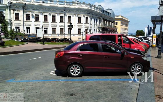 На Екатерининской площади заработала первая муниципальная парковка: тут появилась разметка и инспекторы (фото) «фото»