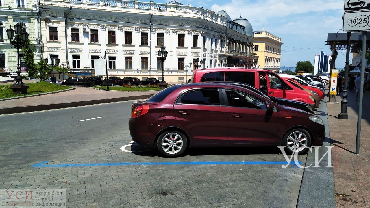 На Екатерининской площади заработала первая муниципальная парковка: тут появилась разметка и инспекторы (фото) «фото»
