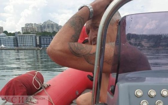 На Ланжероне мужчина едва не утонул: на берег его доставили катером «фото»