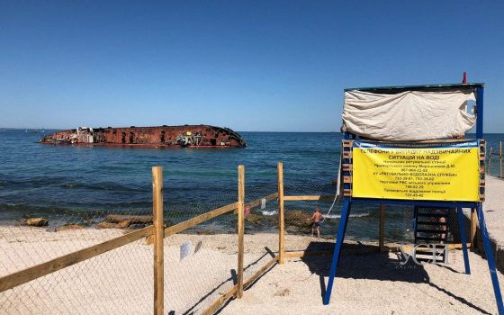 Искупаться у Delfi: “муниципалы” и ограждение из сетки не останавливают желающих отдохнуть у затонувшего танкера (фото) «фото»