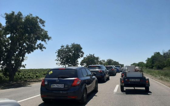 Выезды из города сковали “праздничные” пробки (фото, видео) «фото»