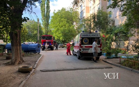 Задымление в подъезде 16-этажки: на поселок Котовского вызвали спасателей и скорую (фото) «фото»