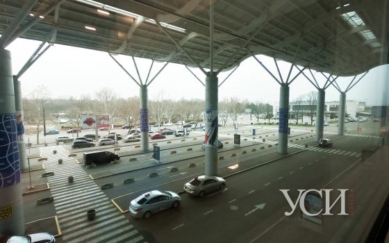В Одесском аэропорту отменили бесплатную парковку: таксисты устроили протест (видео) «фото»