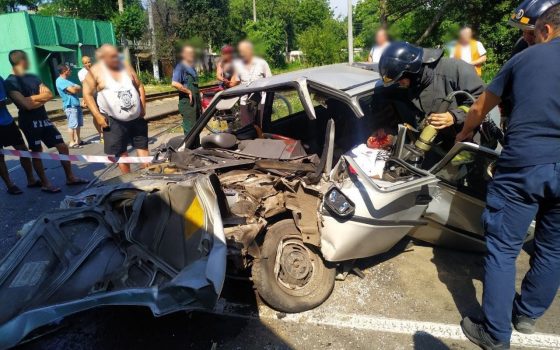 На Черемушках авто влетело в трамвай: водителя пришлось доставать спасателям, его состояние тяжелое (видео) «фото»