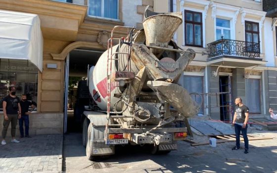 Жители дома на Греческой залили бетоном выход из депутатского подвала (фото) «фото»