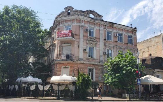 Дополнительный этаж на памятнике архитектуры в центре Одессы исчез за одну ночь, но крышу так и не вернули (фото) «фото»