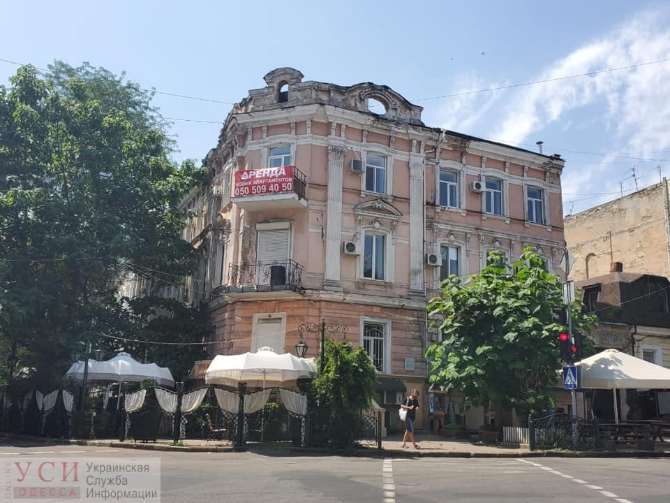 Дополнительный этаж на памятнике архитектуры в центре Одессы исчез за одну ночь, но крышу так и не вернули (фото) «фото»