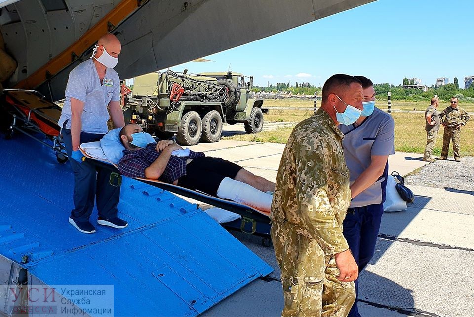 В Одессу спецборт доставил 10 раненых военных: трое в тяжелом состоянии (фото) «фото»