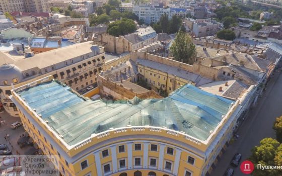 Суд узаконил строительство скандальной мансарды на полуциркульном здании в центре Одессы (фото) «фото»