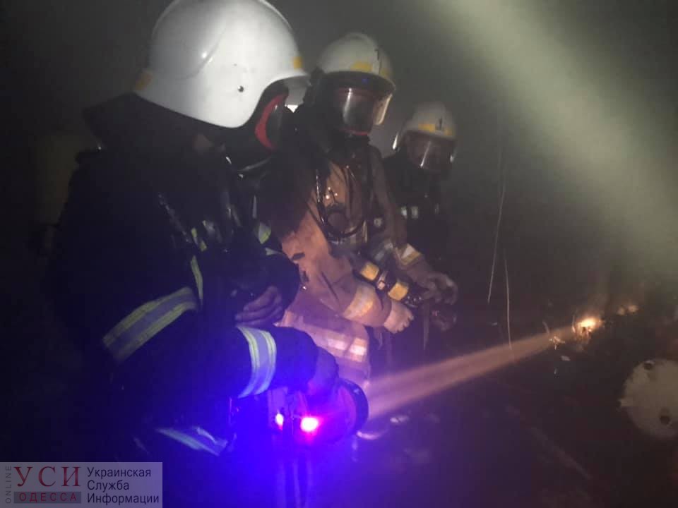 В центре Одессы 23 спасателя тушили пожар в жилом доме (фото) «фото»