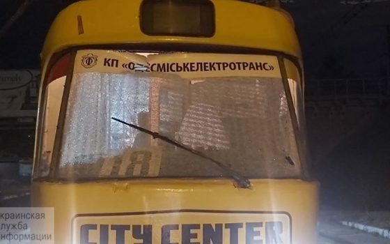 Закидали камнями: в Одессе хулиганы изуродовали 3 трамвая, пострадал водитель (фото) «фото»