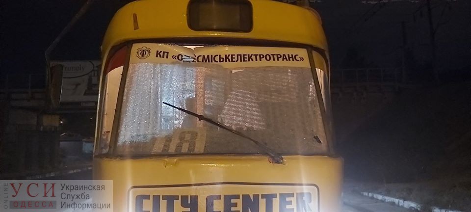 Закидали камнями: в Одессе хулиганы изуродовали 3 трамвая, пострадал водитель (фото) «фото»