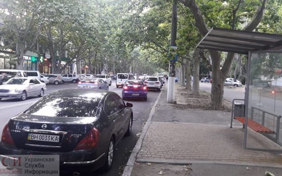 Герой парковки: водитель авто одесской мэрии припарковался прямо на остановке «фото»