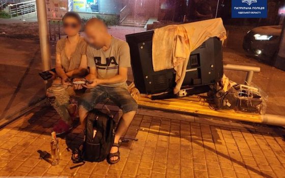 Пара украла из арендованной квартиры телевизор и пыталась вывезти его на такси «фото»